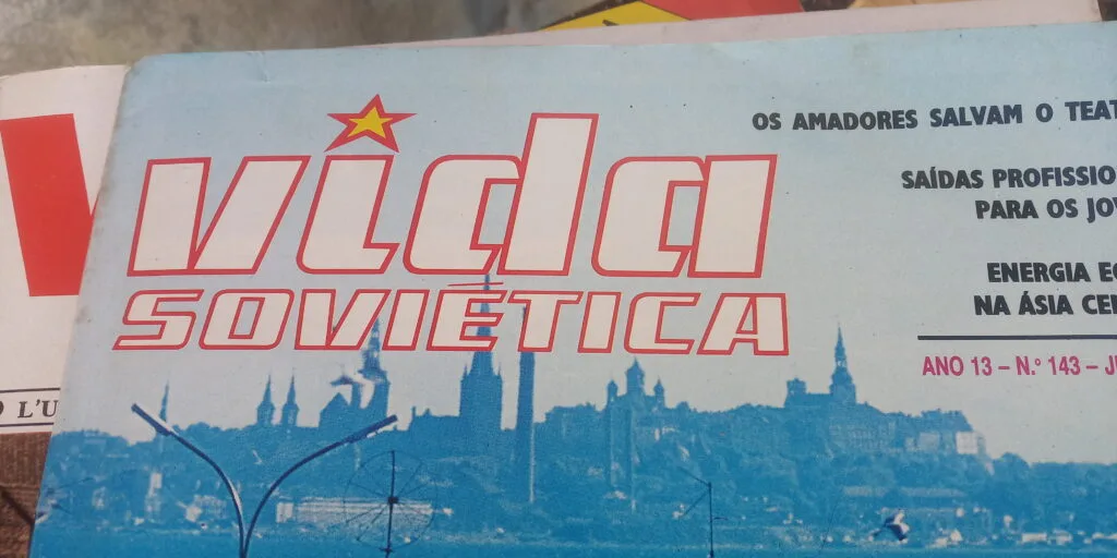 Vida Soviética, um molho de revistas na rua