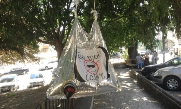 Saco de água suspenso no jardim da Rua da Graça
