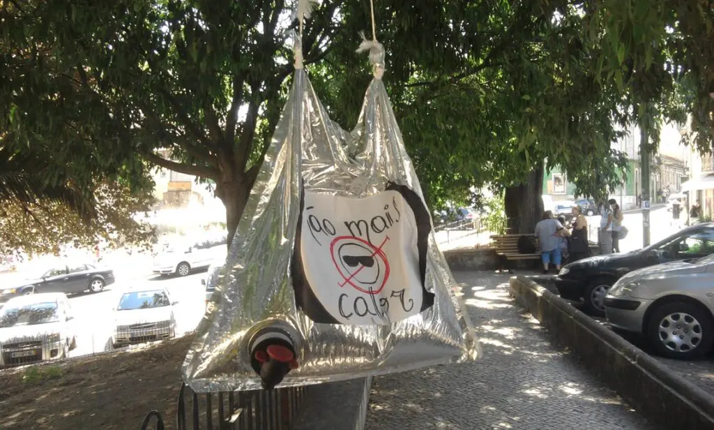 Saco de água suspenso no jardim da Rua da Graça