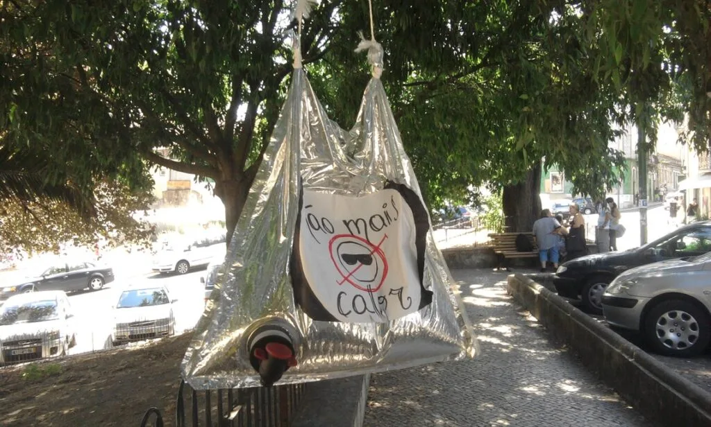 Saco de água suspenso no jardim da Rua da Graça
