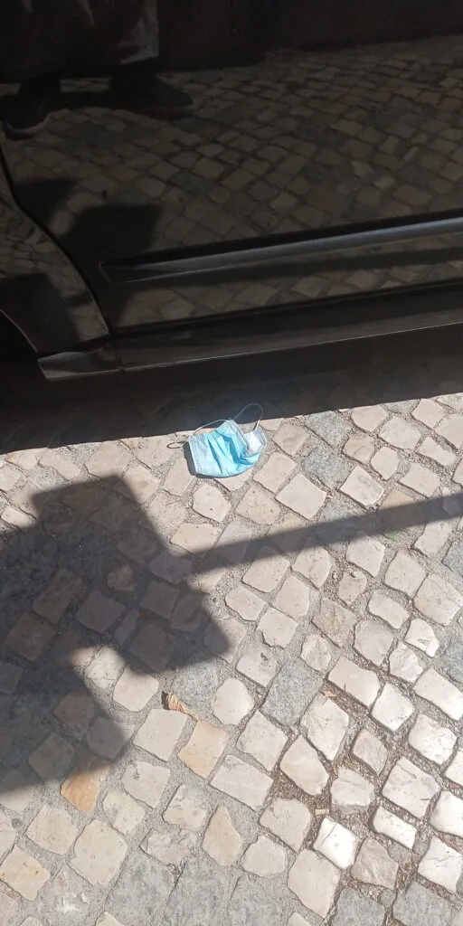 Máscara entre sombras
