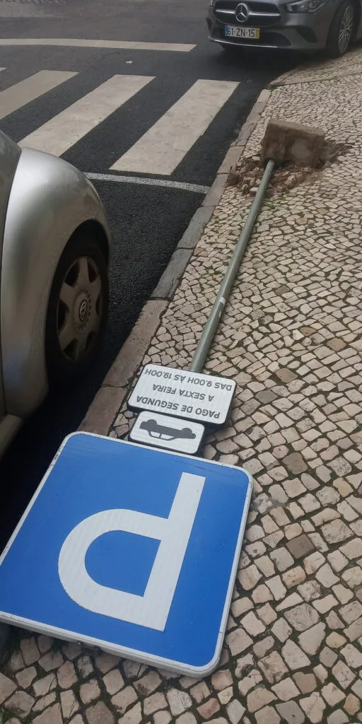 Sinal de trânsito tombado