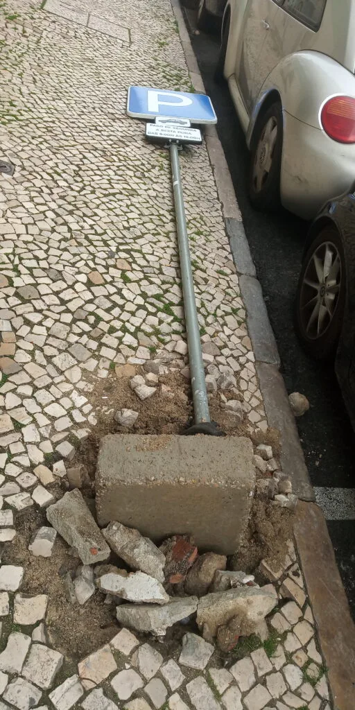 Sinal de trânsito tombado