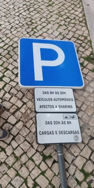 Sinal de proibição de estacionar arrancado