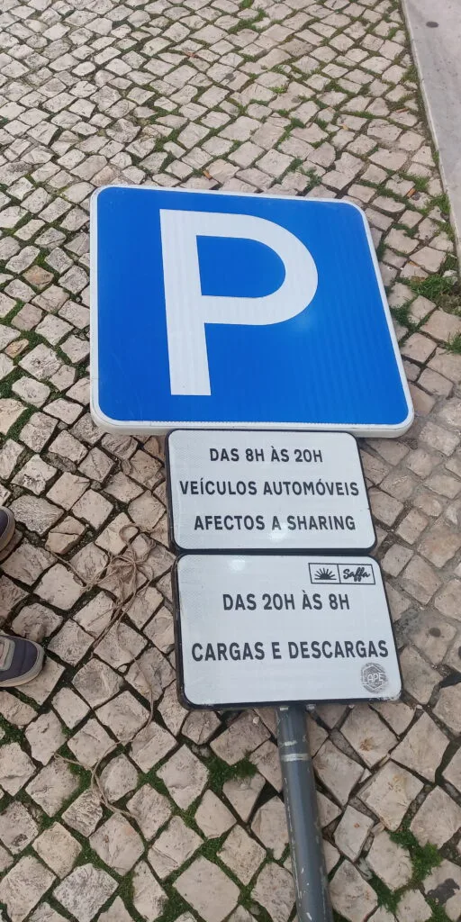 Sinal de proibição de estacionar arrancado