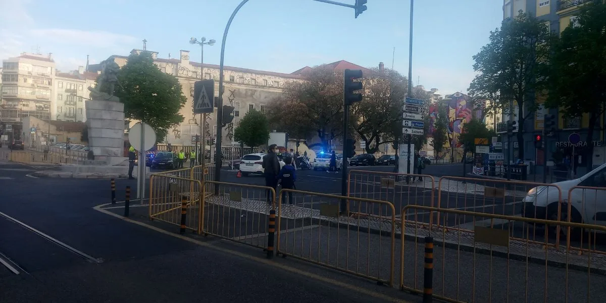 Acidentes automóvel, uma chatice a evitar, este foi na Praça do Chile logo de manhã