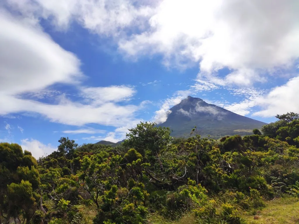 Ilha do Pico e a sua montanha vulcânica omnipresente