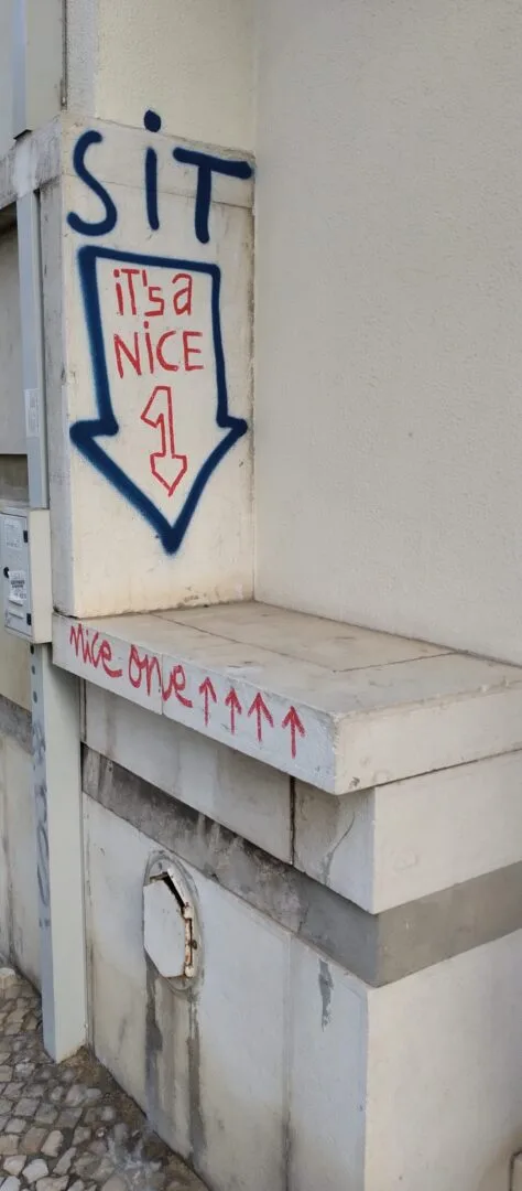 Sente-se aqui, vandalismo educadinho