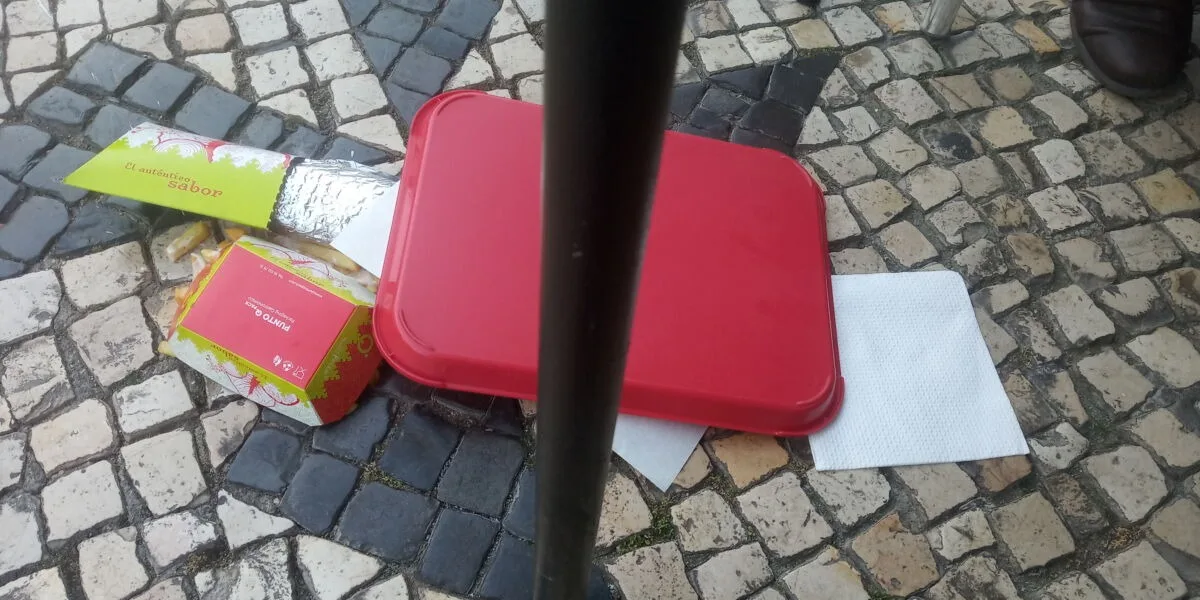 Xit, quando vais ao turco comer uma quebab e o tabuleiro vai parar ao chão…