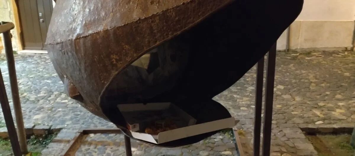 Uma baleia a comer pizza no Largo da Severa no Intendente