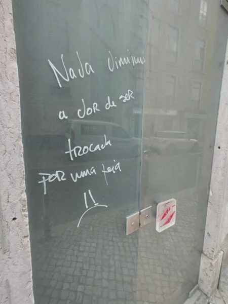 Dores estéticas em post do Instagram da vida real