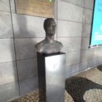 Busto de Cristiano Ronaldo no Aeroporto homónimo em Santa Cruz