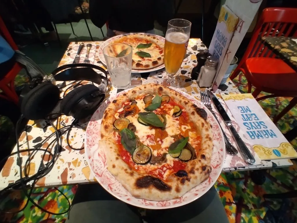 A piza é boa, a cerveja fresquinha e o espaço também