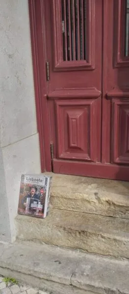 Alguém deixou o Quim Barreiros à porta de casa