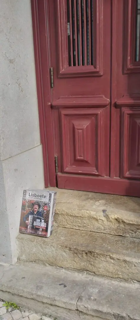 Alguém deixou o Quim Barreiros à porta de casa