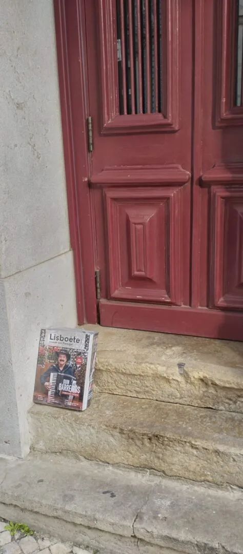 Alguém deixou o Quim Barreiros à porta de casa