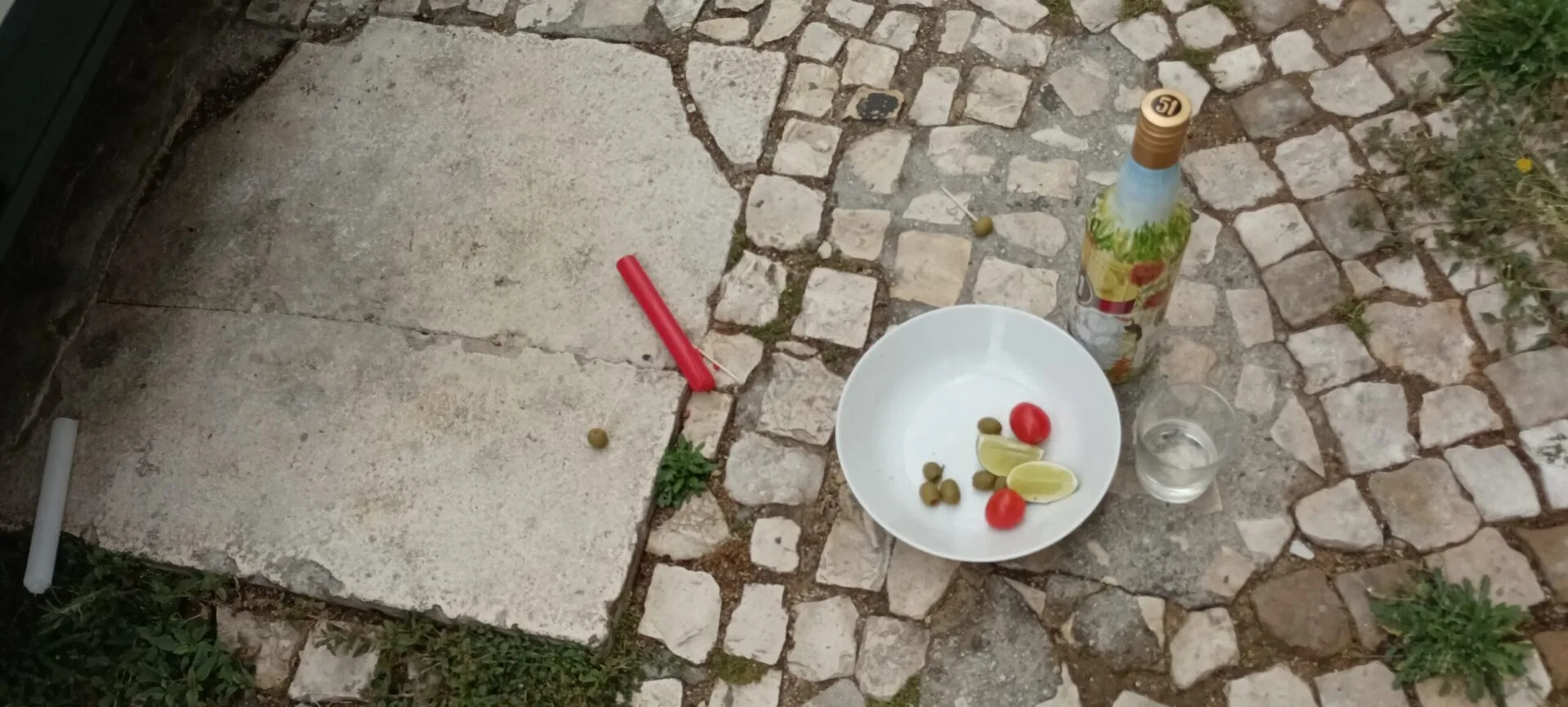 Bebida, velas e petisco na via pública