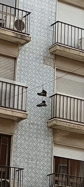 O mistério das sapatilhas penduradas continua.
