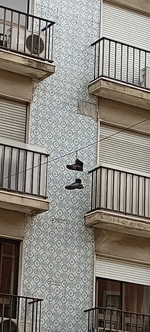 O mistério das sapatilhas penduradas continua.