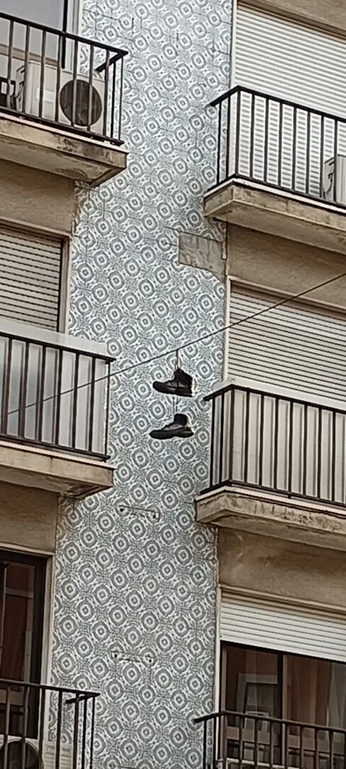 O mistério das sapatilhas penduradas continua.