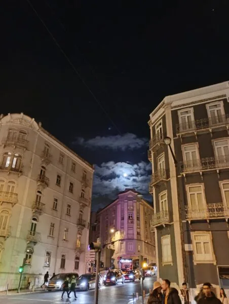 Céus, a lua, Lisboa e a cor