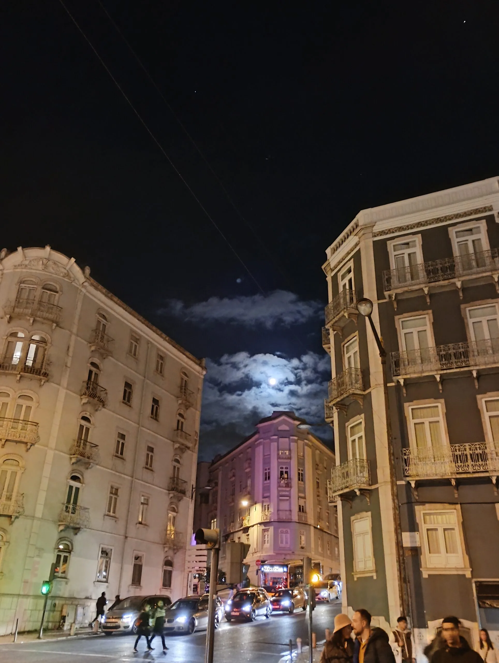 Céus, a lua, Lisboa e a cor
