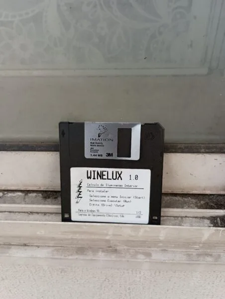Uma disquete deixada à porta de casa