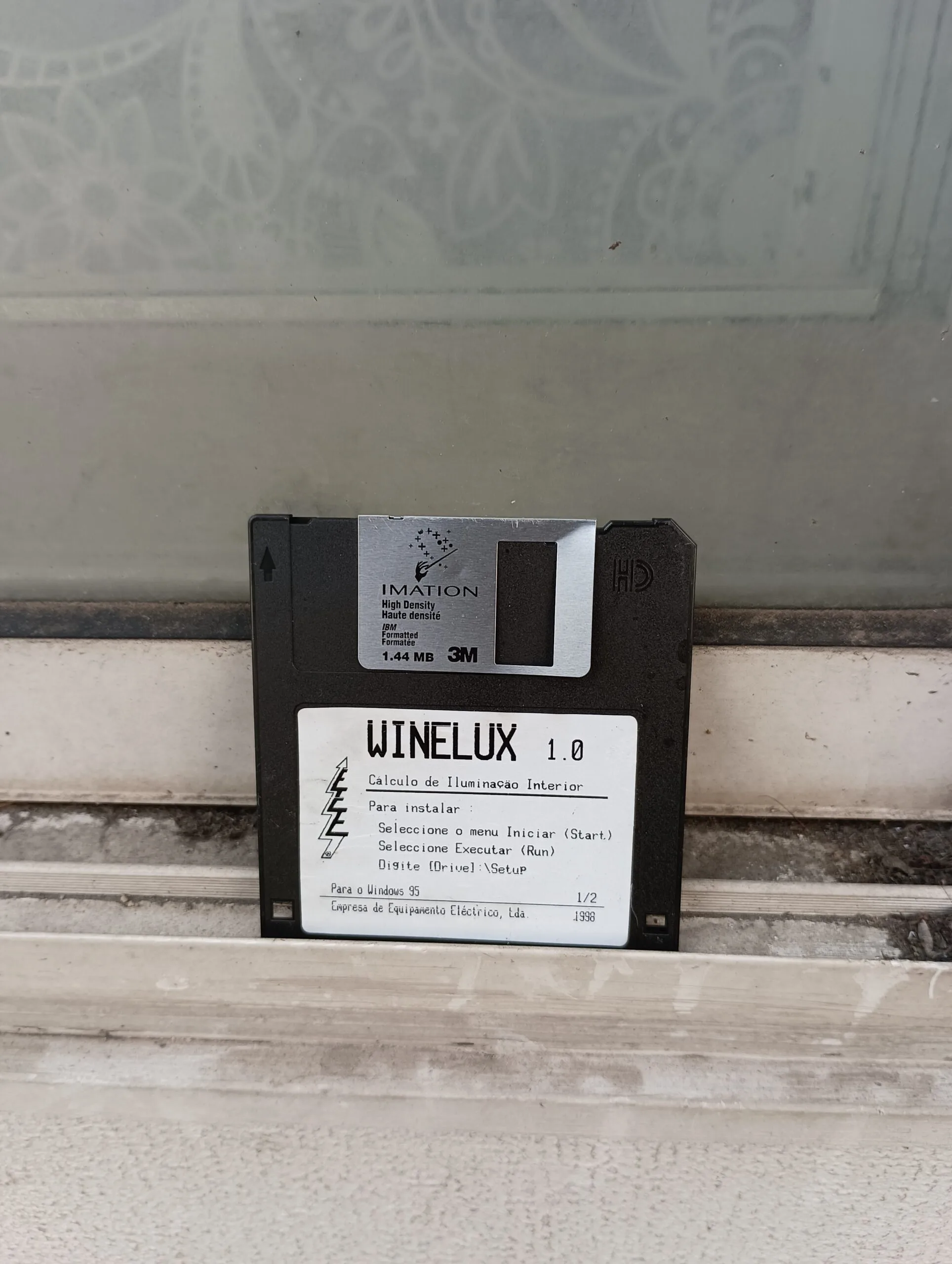Uma disquete deixada à porta de casa