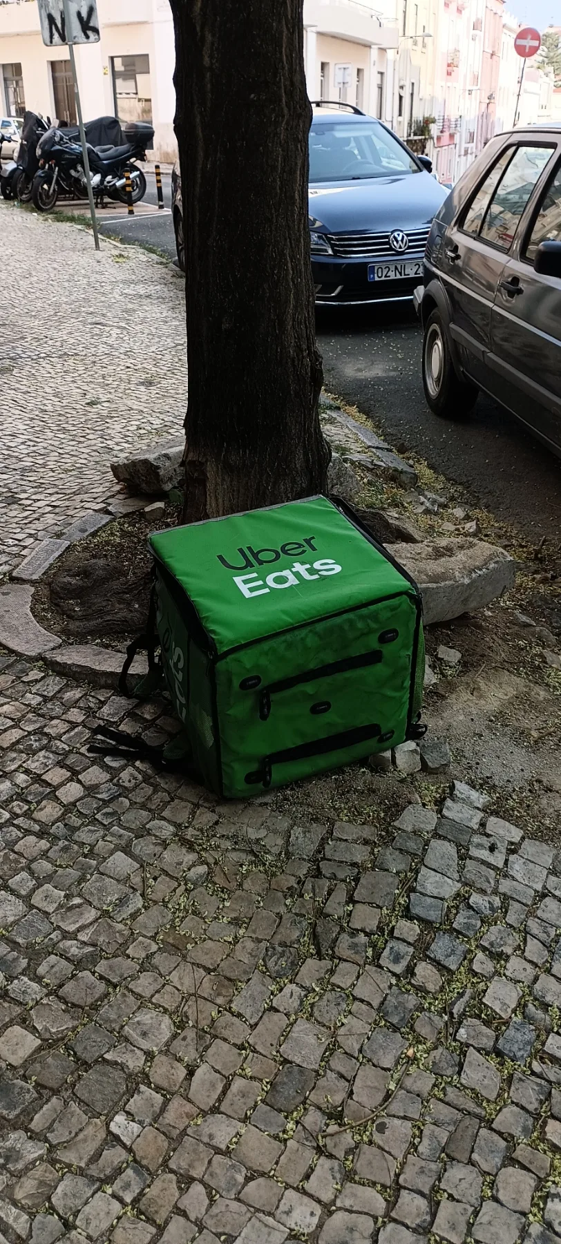 Malas de entrega de comida abandonadas