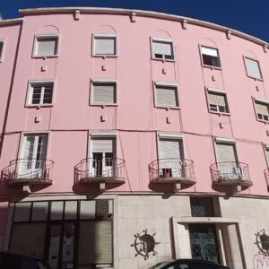 Edifícios com letras e pontuação nas fachadas