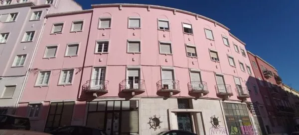 Edifícios com letras e pontuação nas fachadas