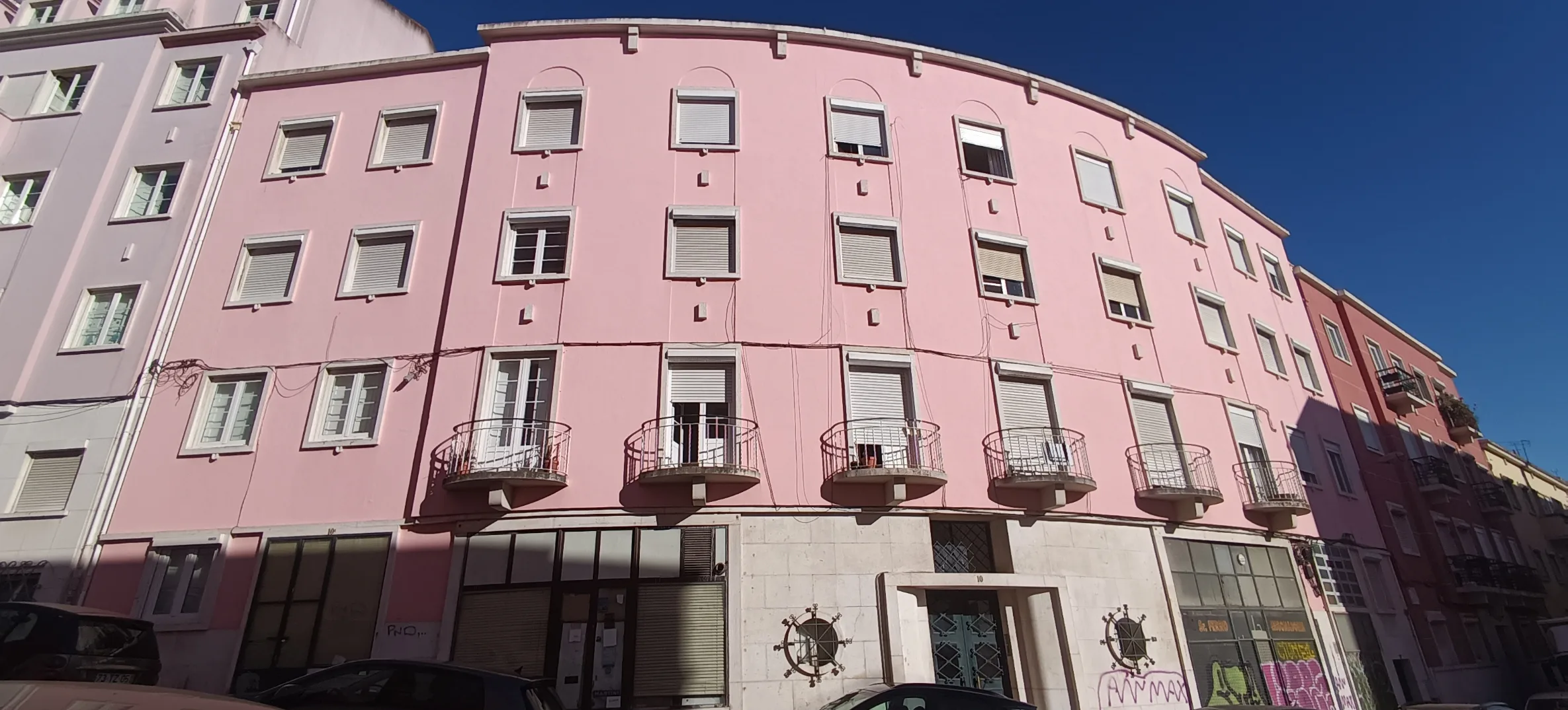 Edifícios com letras e pontuação nas fachadas