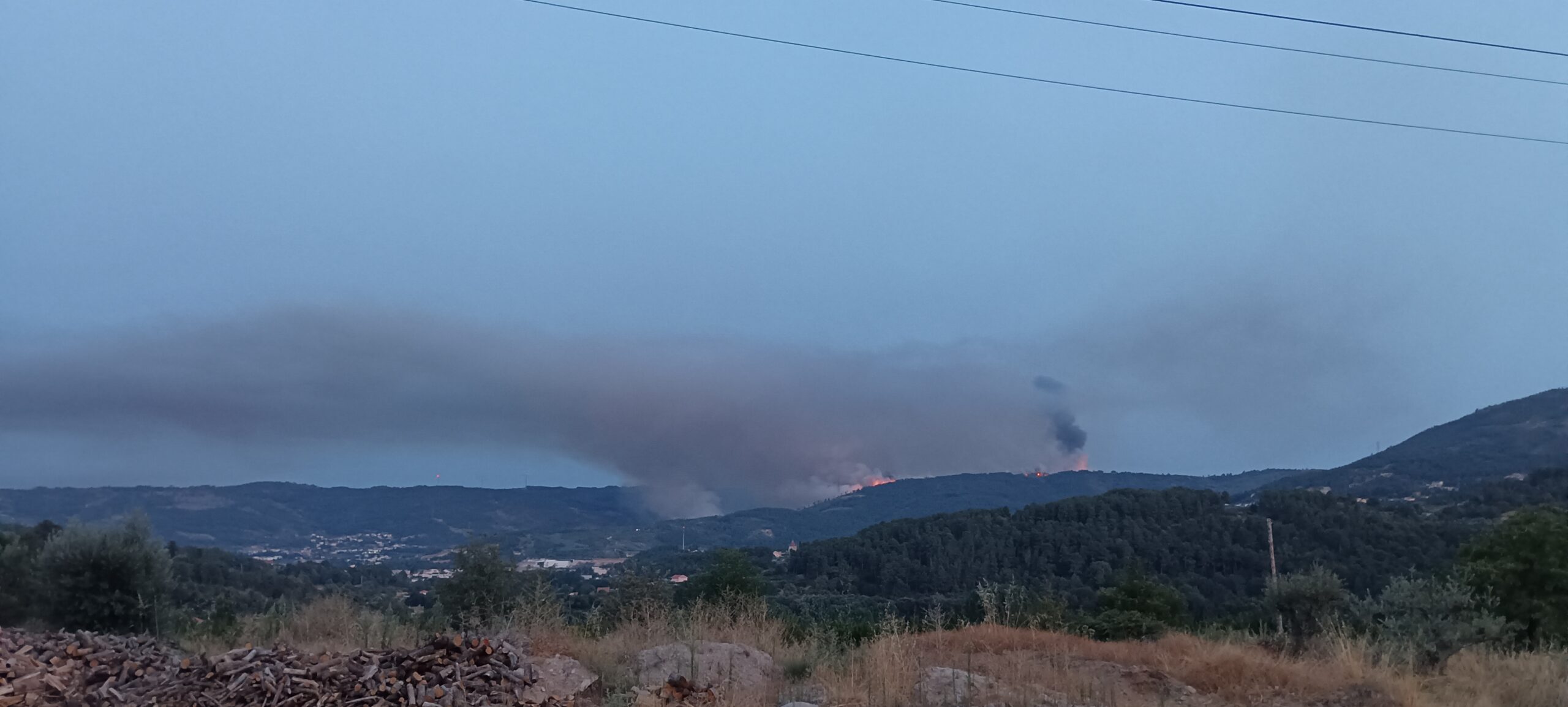 Céus! De Moimenta da Beira a arder