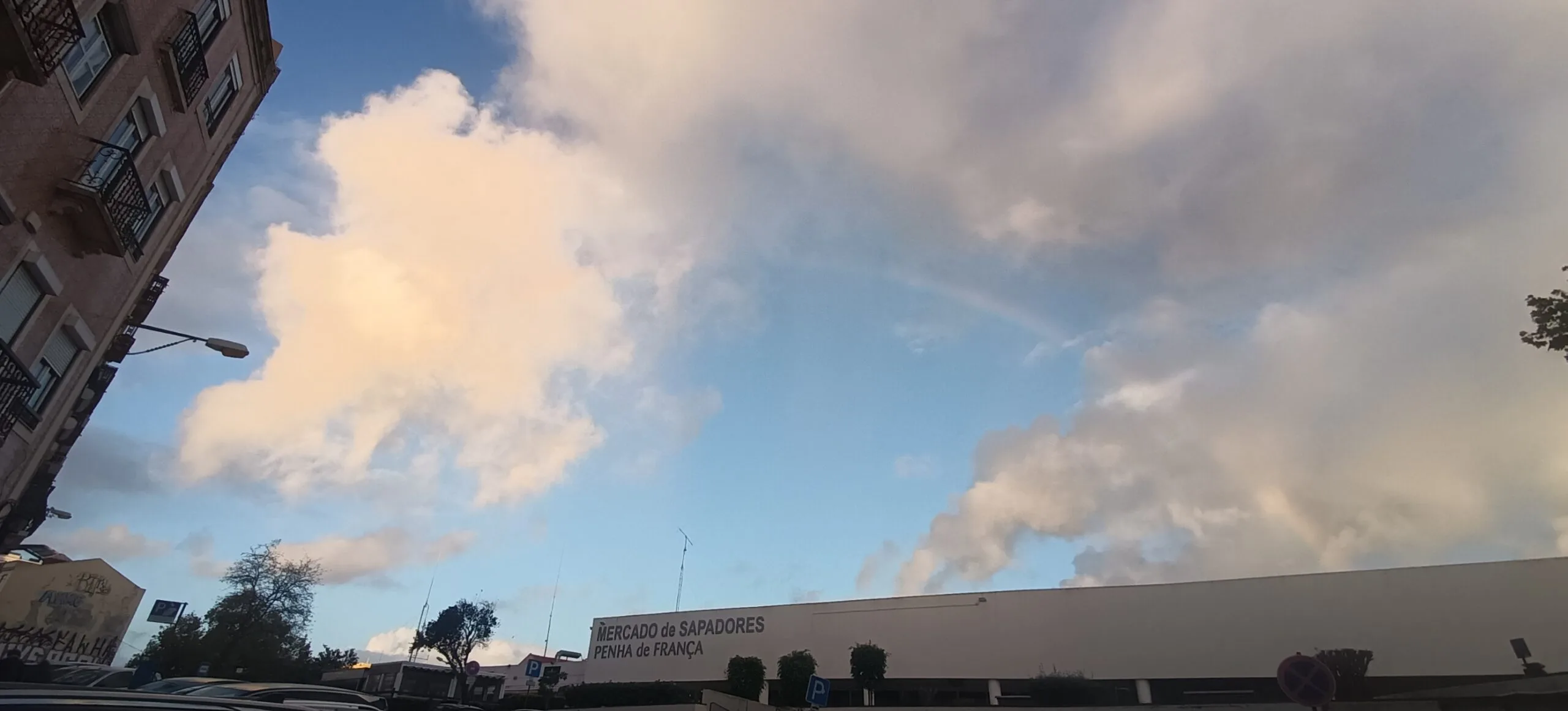 Arco íris a pairar sobre o mercado de Sapadores