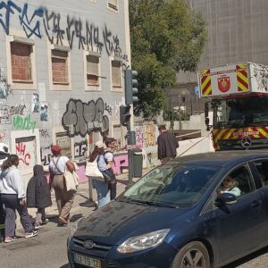 Derrocada em prédio devoluto no Largo de Santa Bárbara em Lisboa