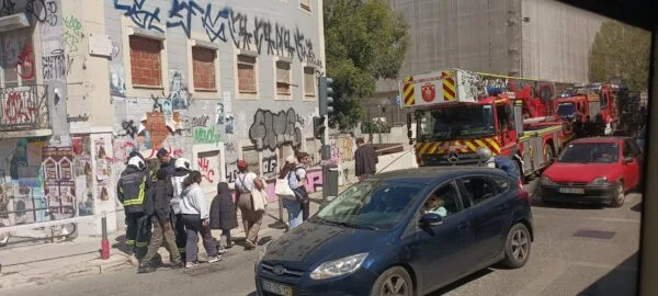 Derrocada em prédio devoluto no Largo de Santa Bárbara em Lisboa