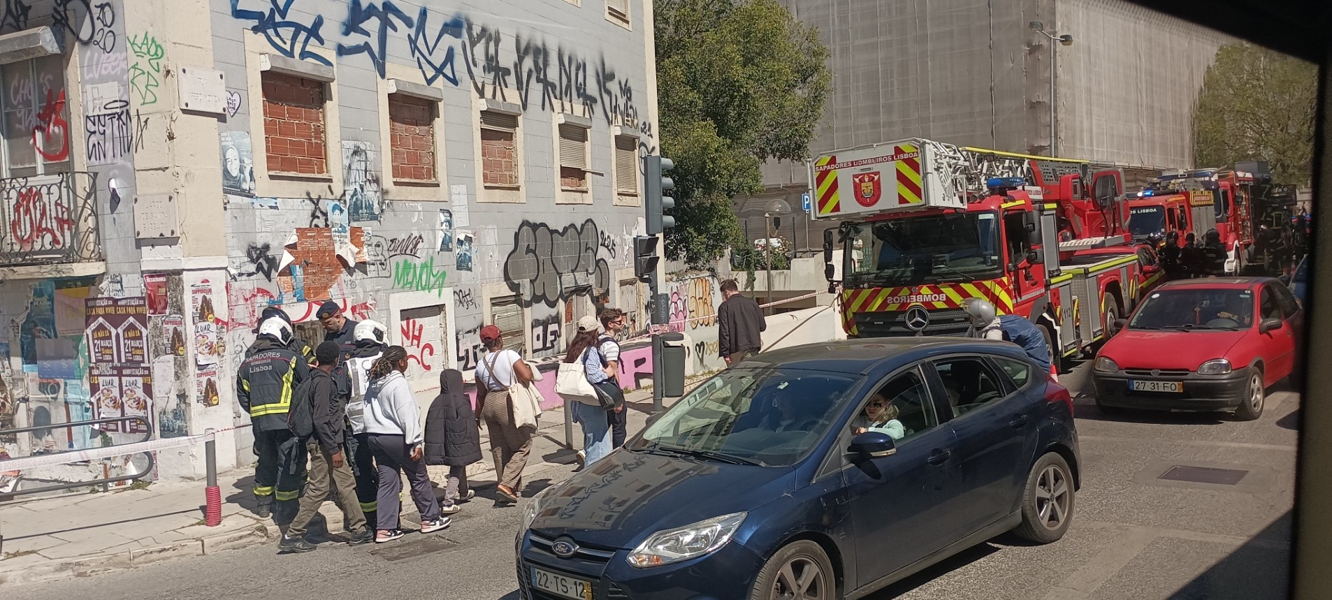 Derrocada em prédio devoluto no Largo de Santa Bárbara em Lisboa